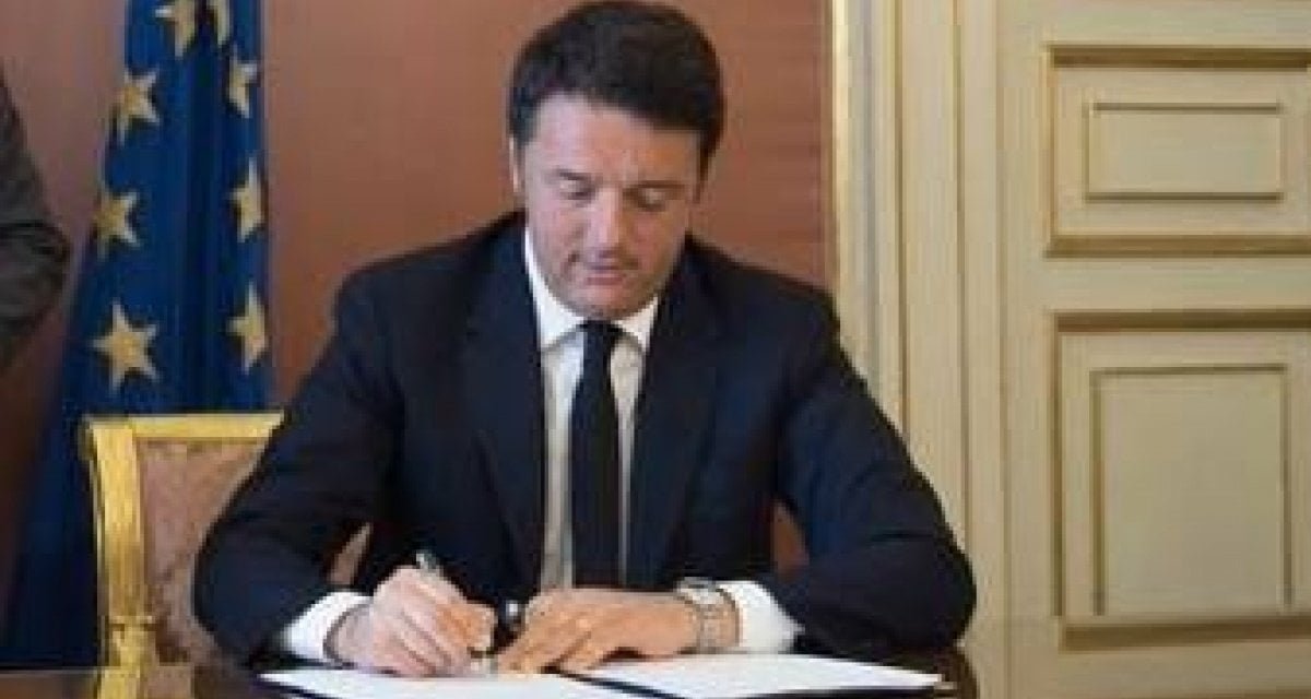 Renzi firma le dimissioni con la matita di Piero Pelù - Lercio