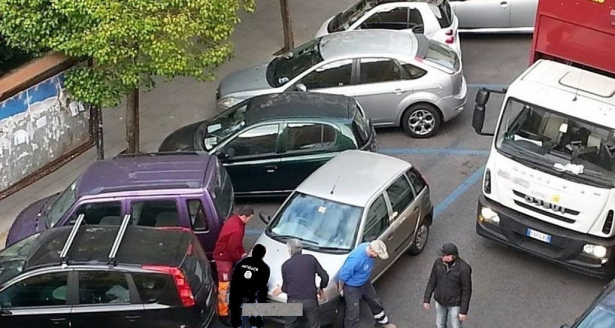 Roma, attacco con Tir sventato da auto in doppia fila - Lercio