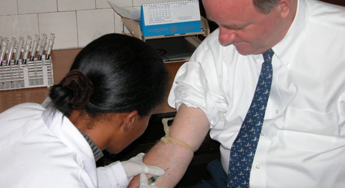 Sanità, in arrivo vaccino per gli ultrasessantenni che guardano Rete 4 - Lercio