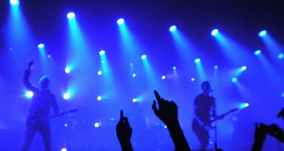 Terminato oggi concerto progressive iniziato nel 1970 - Lercio