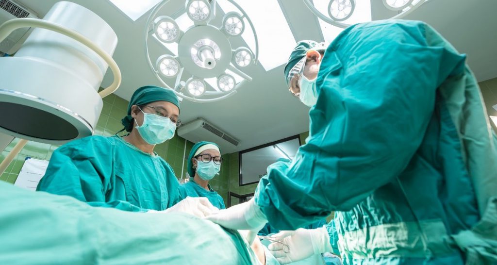 Chirurgo ubriaco toglie tre milze ad un solo paziente - Lercio