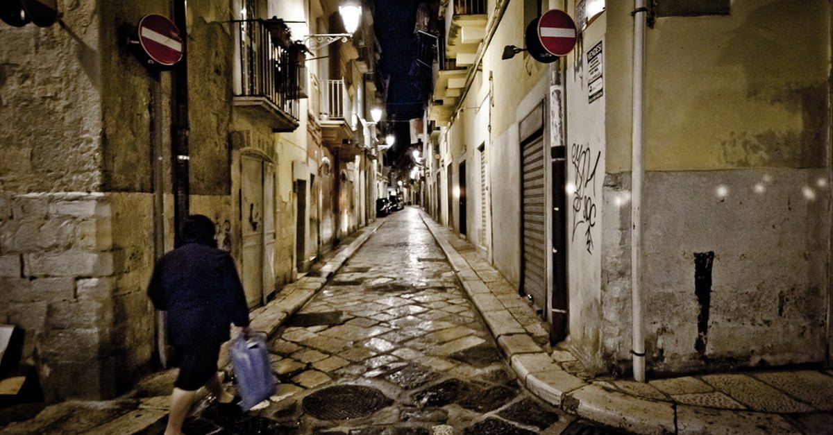 Cittadini di Bari vecchia contro Facebook: "Ogni giorno ci chiede di comunicare se stiamo bene" - Lercio