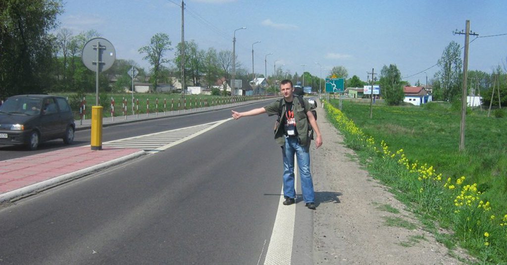 Poletti carica giovane autostoppista universitario diretto a Roma e lo porta oltre il confine - Lercio