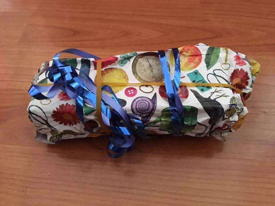 Ragazzo finisce di impacchettare un regalo di Natale - Lercio
