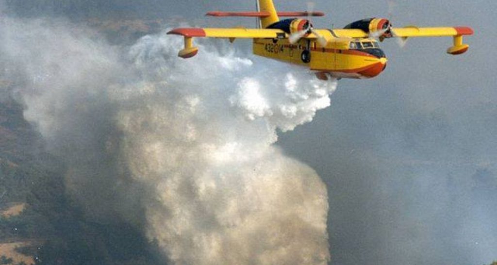 Salvini ruba un canadair e scarica tonnellate di neve sugli alberghi occupati dagli immigrati - Lercio