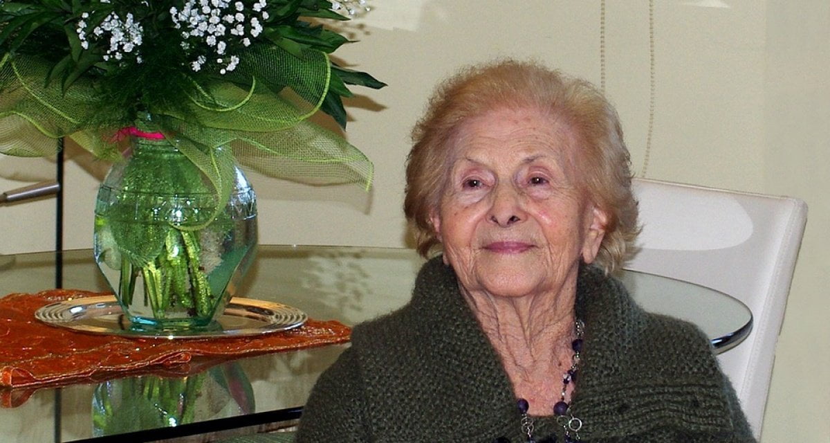 Aziona il salvavita Beghelli per errore, 84 enne scopre che i figli la odiano - Lercio