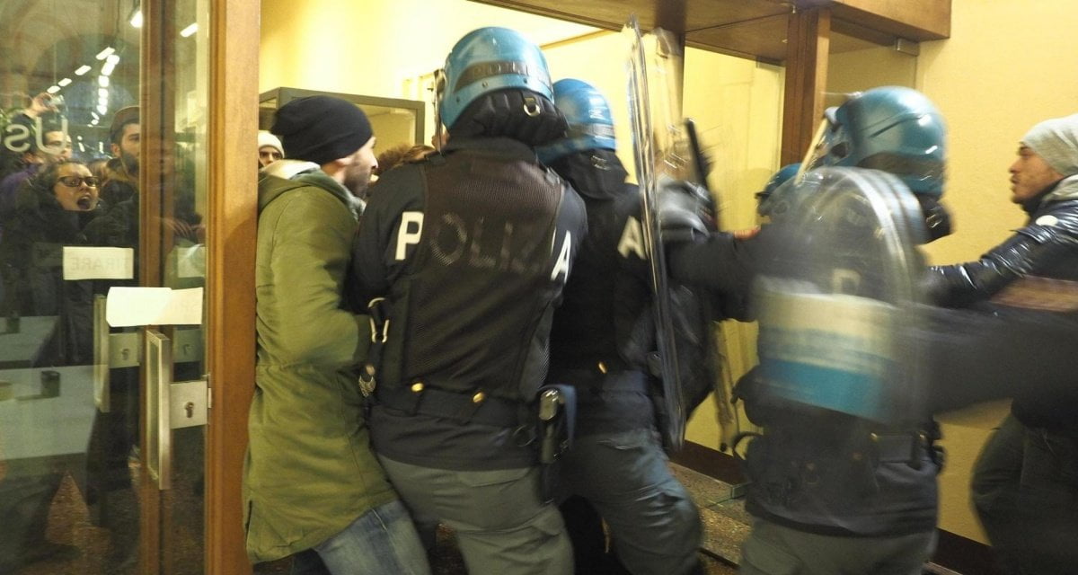 Bologna, raggiunto accordo: “Sì alla droga in biblioteca, ma poi va restituita” - Lercio