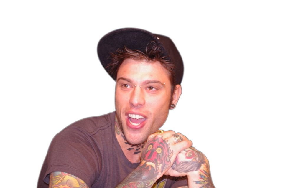 La dogana ferma Fedez e gli trova 25 kg di Nesquik nascosti nel bagaglio - Lercio