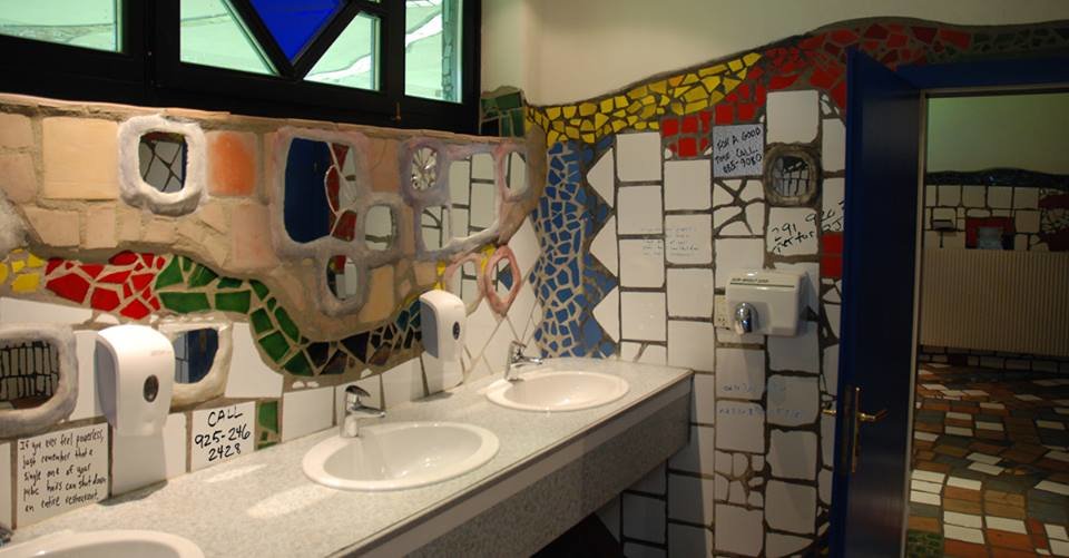 Offerta tim ai camionisti: minuti illimitati verso tutti i numeri scritti nei cessi degli autogrill - Lercio