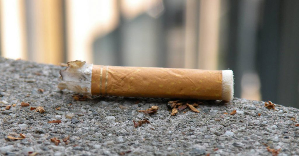 Ragazzo riesce a terminare la sigaretta alla fermata del bus - Lercio