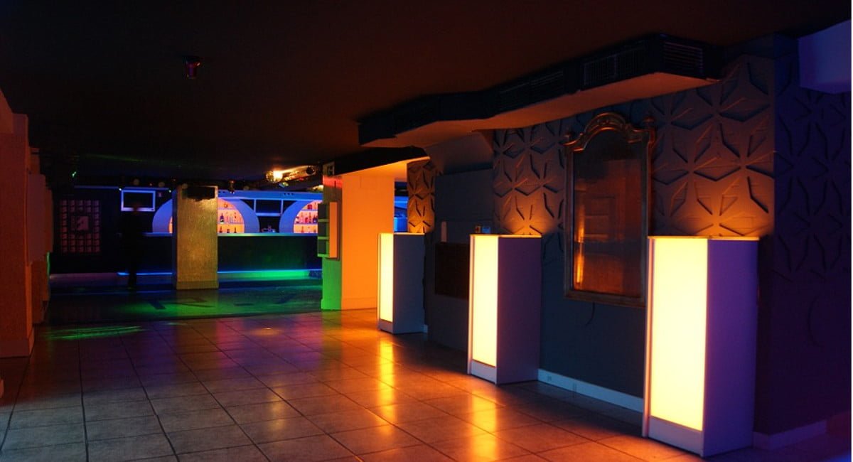 Regalava ingressi agli uomini e faceva pagare le donne. Discoteca fallisce dopo una settimana - Lercio