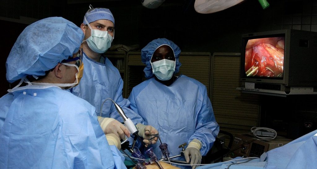 Regione Lazio: "Assumiamo chirurghi con entrambe le mani". Proteste dell'associazione mutilati - Lercio