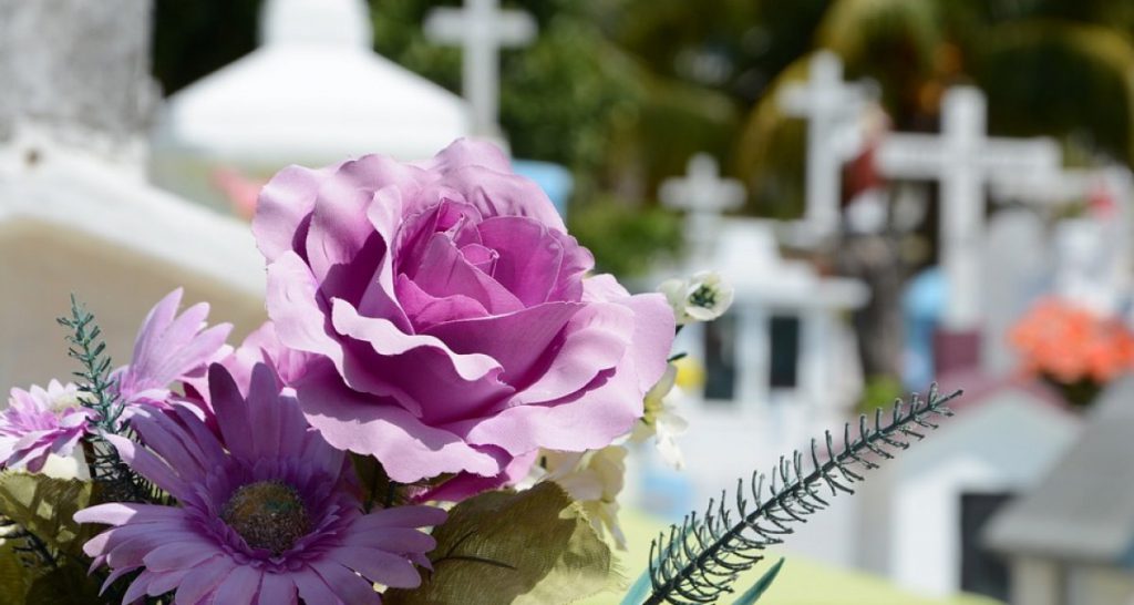 San Valentino. Porta fiori sulla tomba di un'amica e viene arrestato per necrofilia - Lercio