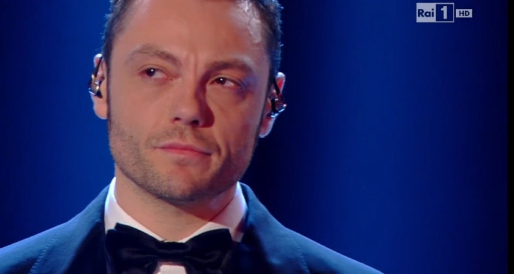 Sanremo. Tiziano Ferro: "Non ero commosso per Tenco, sono allergico ai fiori" - Lercio