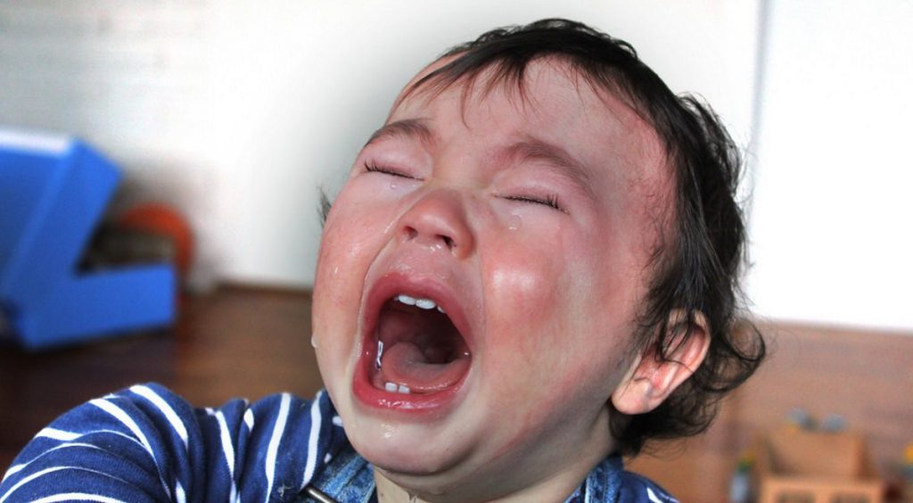 Troppi metalli nei vaccini: bambino arrugginisce dopo il bagnetto - Lercio