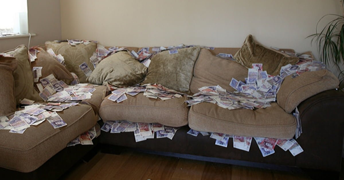 Governo finanzia manovra da 3,4 miliardi con gli euro persi dagli italiani nelle fessure dei divani - Lercio