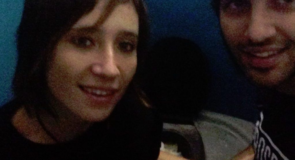 Impazza la moda tra fedeli di scattarsi i selfie nel bagno chimico dove ha pisciato il papa - Lercio