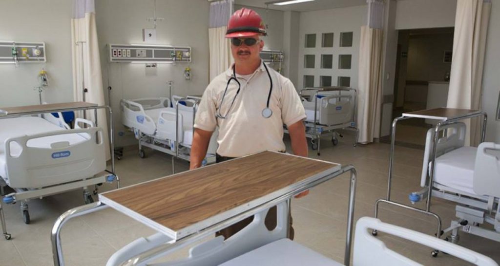 Medici vestiti da operai per gli anziani in ospedale: arriva la “Cantiereterapia” - Lercio