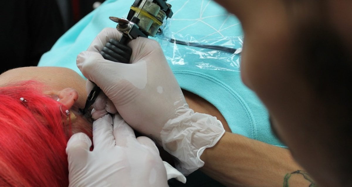 Tatuava cicatrici invece di operare: in manette falso chirurgo - Lercio