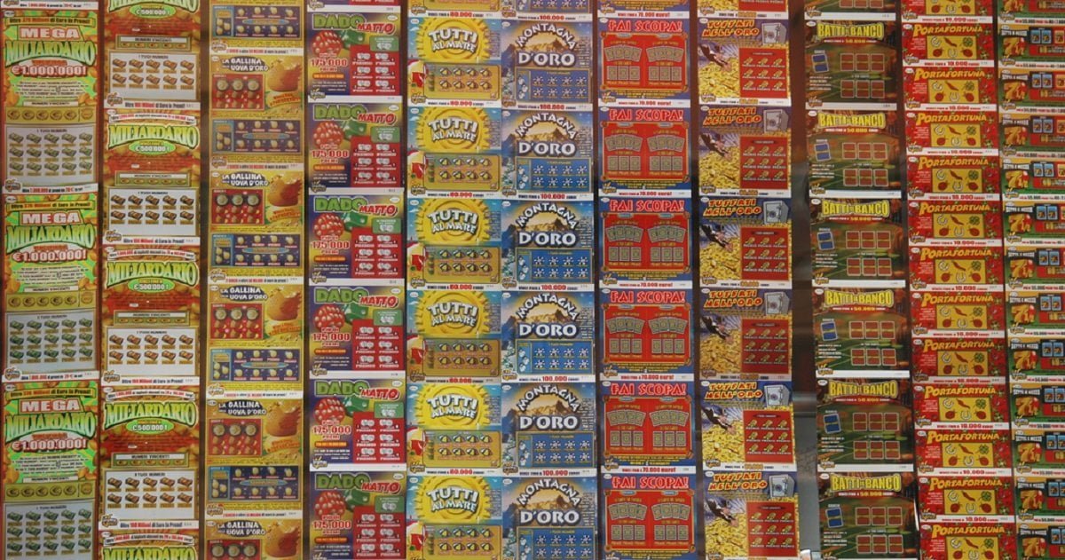 Vince un milione di euro al Gratta&Vinci ma decide di prendere un altro Gratta&Vinci da un milione - Lercio