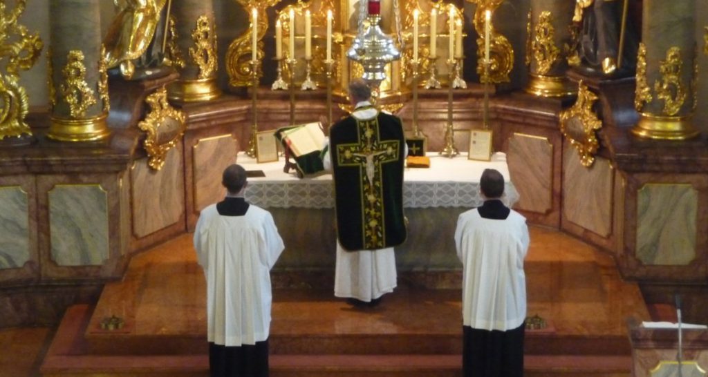 Bimba interrompe padre al lavoro: sospesa la messa - Lercio