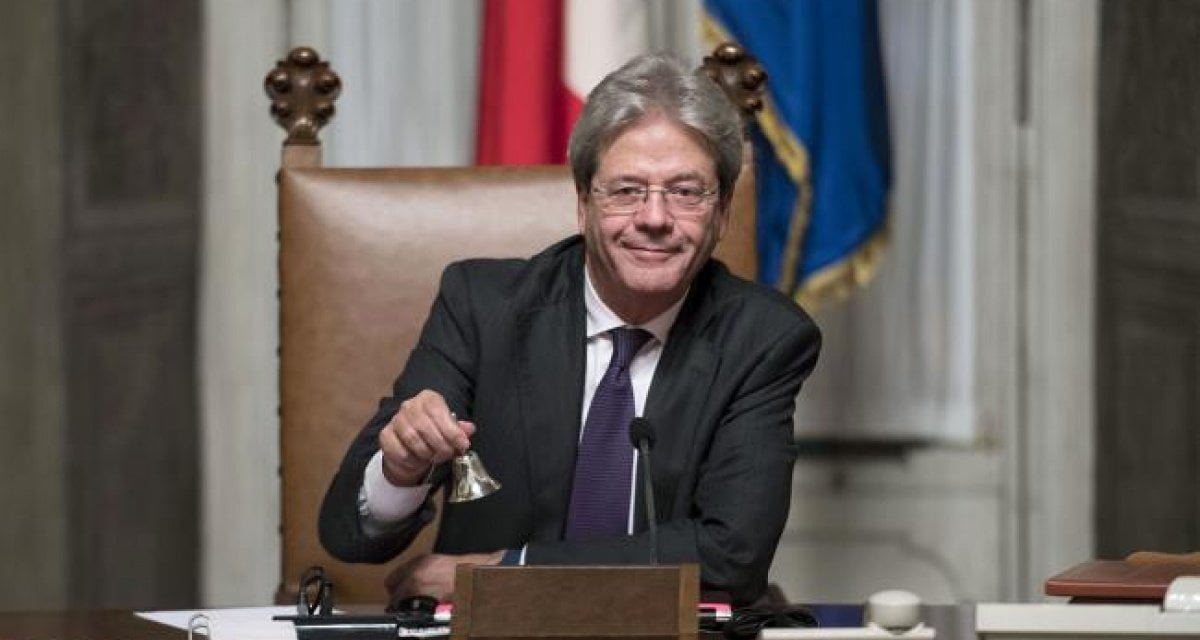 Gentiloni ruba a Poletti l'agenda con la lista delle figure di merda ancora da fare: governo salvo - Lercio