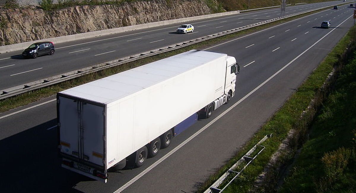 Kamikaze su Tir risponde al telefono e si distrae alla guida. Nessun morto - Lercio