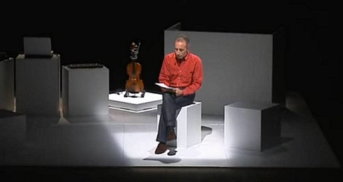 Marco Travaglio si rompe una gamba cadendo dal suo piedistallo - Lercio