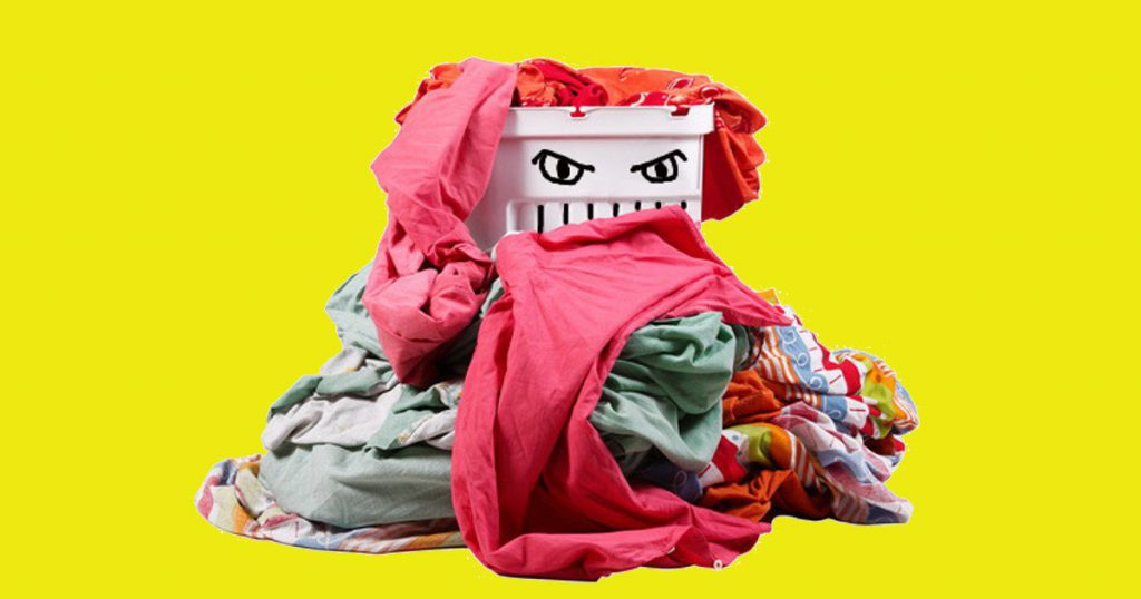 Studente fuori sede aggredito dalla sua biancheria sporca - Lercio