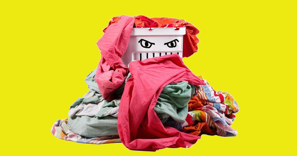 Studente fuori sede aggredito dalla sua biancheria sporca - Lercio