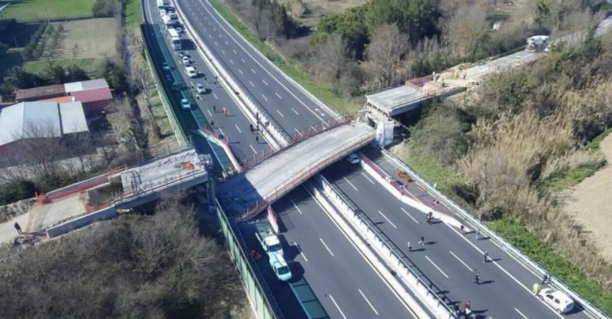 "Tutti i crolli minuto per minuto" Isoradio lancia il bollettino sullo stato dei cavalcavia - Lercio