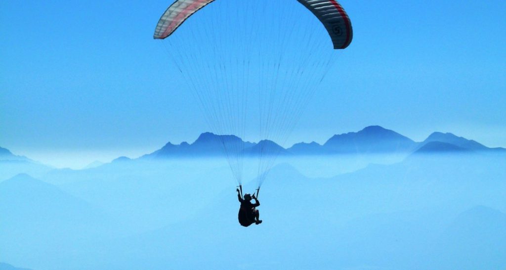 È un flop il paracadute per sole donne che si apre con 40 minuti di ritardo - Lercio