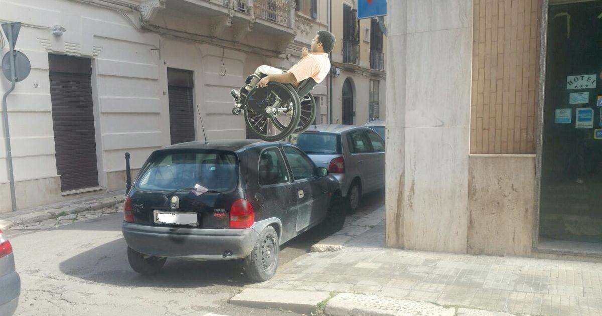Disabile va a fare la spesa e a metà strada viene eletto miglior parkourist al mondo - Lercio