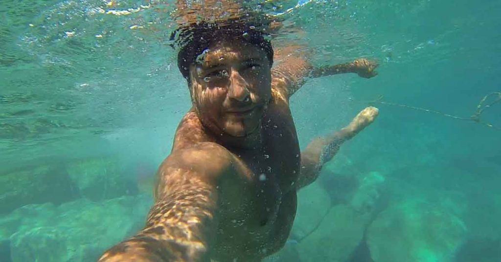 Evoluzione. Tra 10 anni avremo un braccio più lungo dell'altro per scattare selfie - Lercio