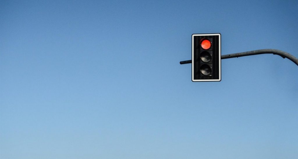 Ex dirigente Anas confessa: "Semafori riconoscono quando avete fretta" - Lercio