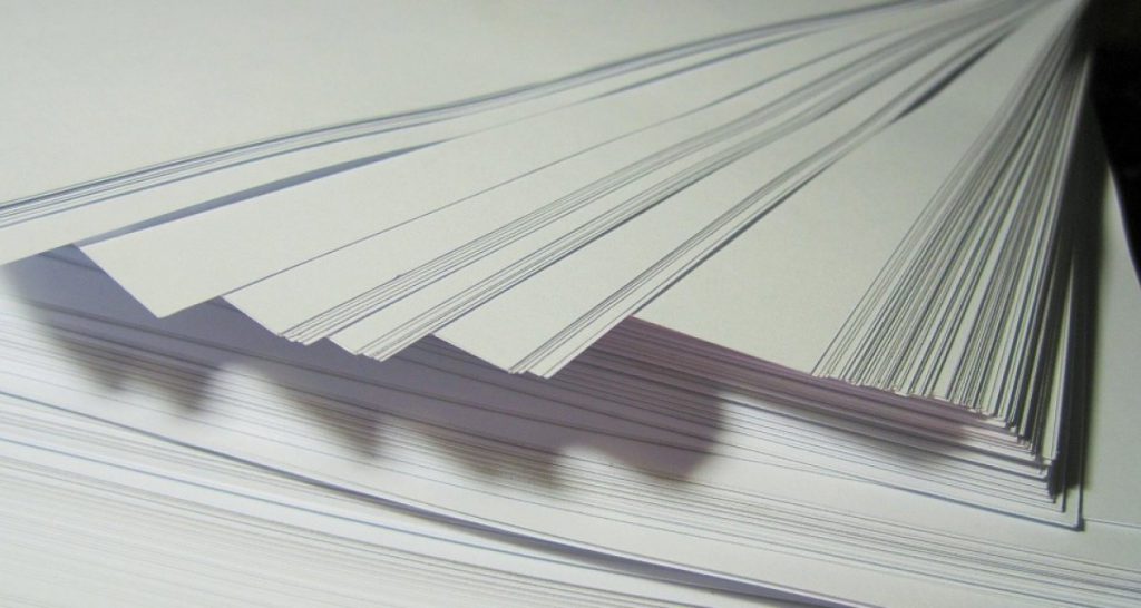 Gli cade una risma di carta addosso e viene affettato in 500 pezzettini - Lercio