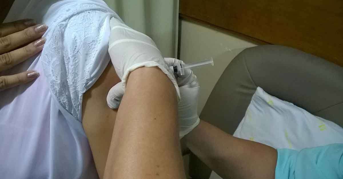 "Ha una mano delicatissima". Ambulatorio assume eroinomane per fare le iniezioni ai pazienti - Lercio