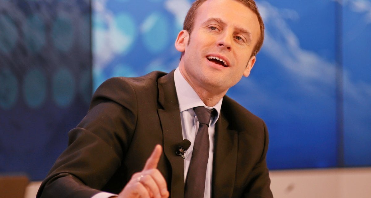 Macron si scopa una minorenne e riporta tutto alla normalità - Lercio
