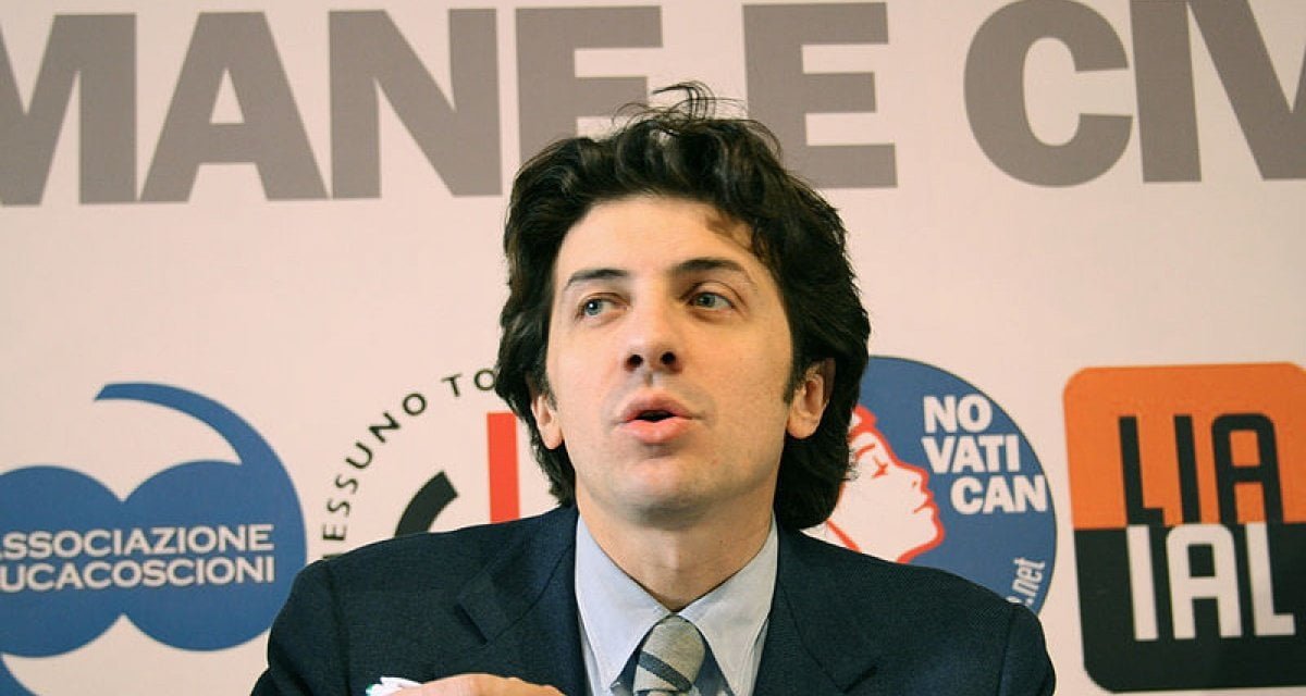 Marco Cappato prenota un weekend in Svizzera con la moglie ma lei non si fida - Lercio