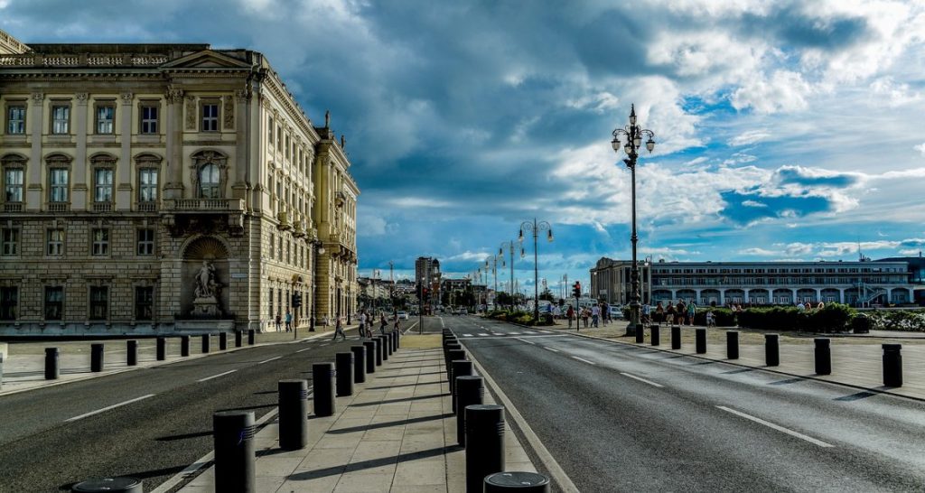 Nuova stretta sulle sigarette: dal 2018 si potrà fumare solo a Trieste in via Rossetti, 2 - Lercio