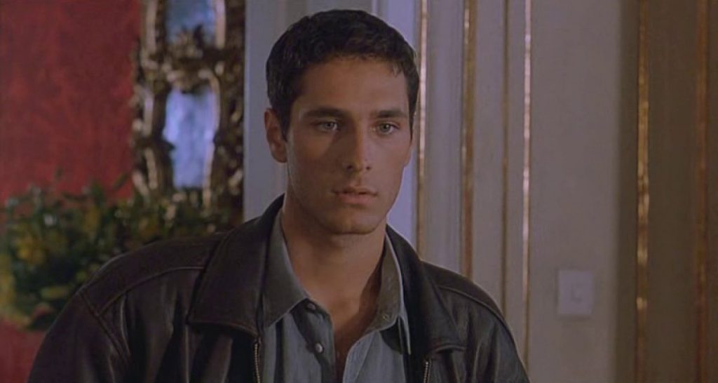 Raoul Bova assume una controfigura per farsi sostituire nelle scene in cui recita - Lercio