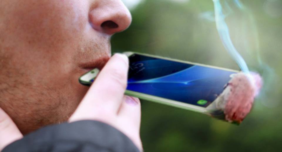 Scoperta shock: fumare smartphone può provocare il cancro - Lercio