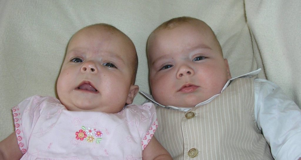 Torturavano con la privazione del sonno: Corte di Strasburgo condanna 5000 neonati - Lercio