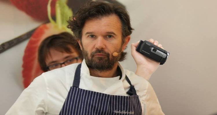 Dramma Carlo Cracco: non riesce più a cucinare se non è inquadrato da una telecamera - Lercio