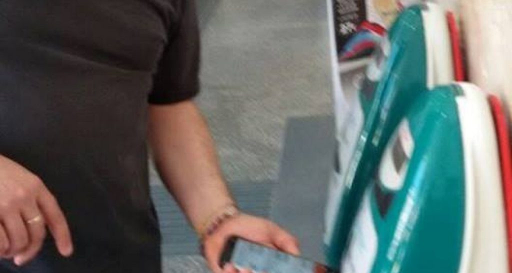 Gli inviano il biglietto del treno via mail e oblitera il cellulare - Lercio