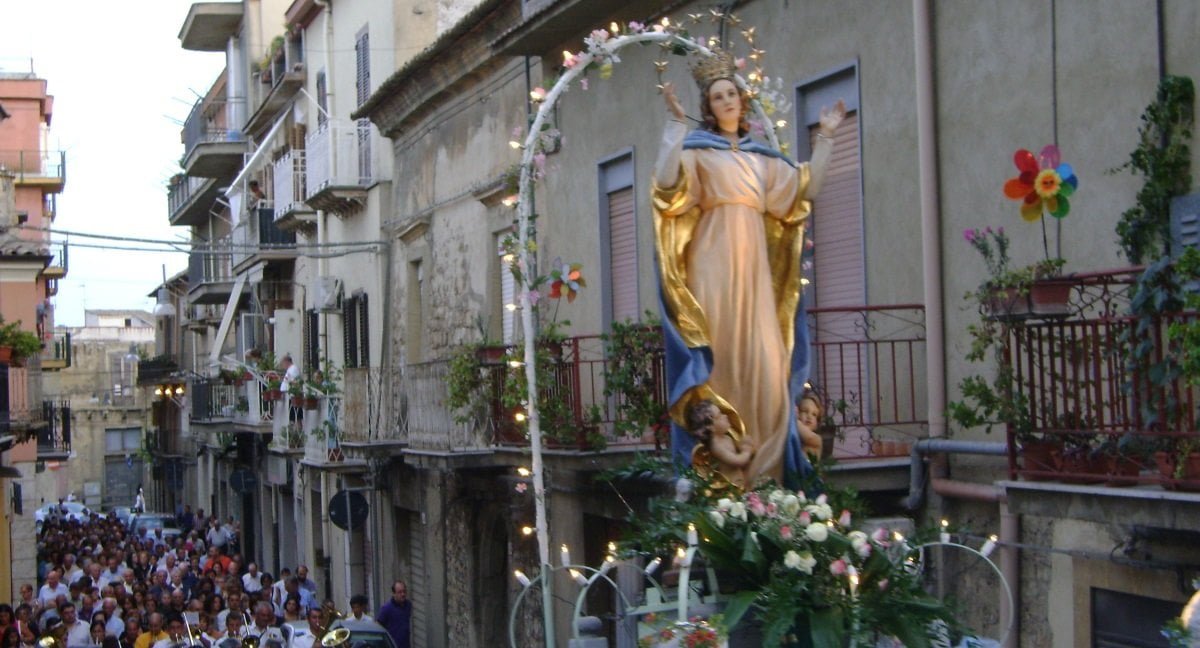 Inclinano Madonna per sbaglio durante la processione: arrestato l'anziano che abitava di fronte - Lercio