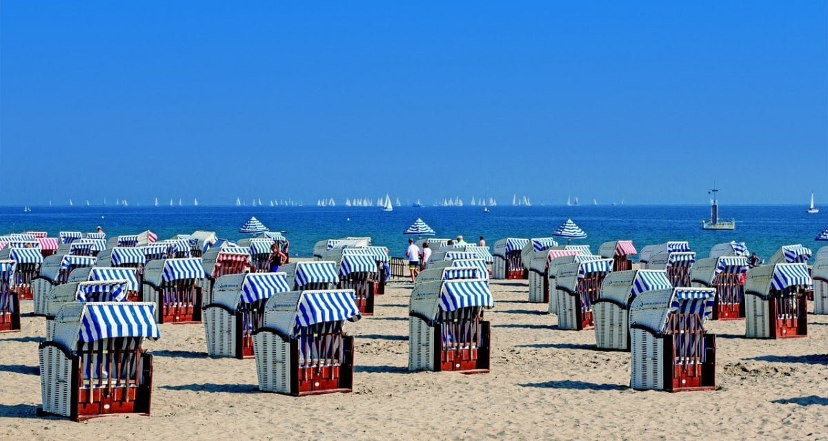 Meteorologi lanciano l'allarme: "Ondata di canzoni spagnole proseguirà per tutta l'estate" - Lercio