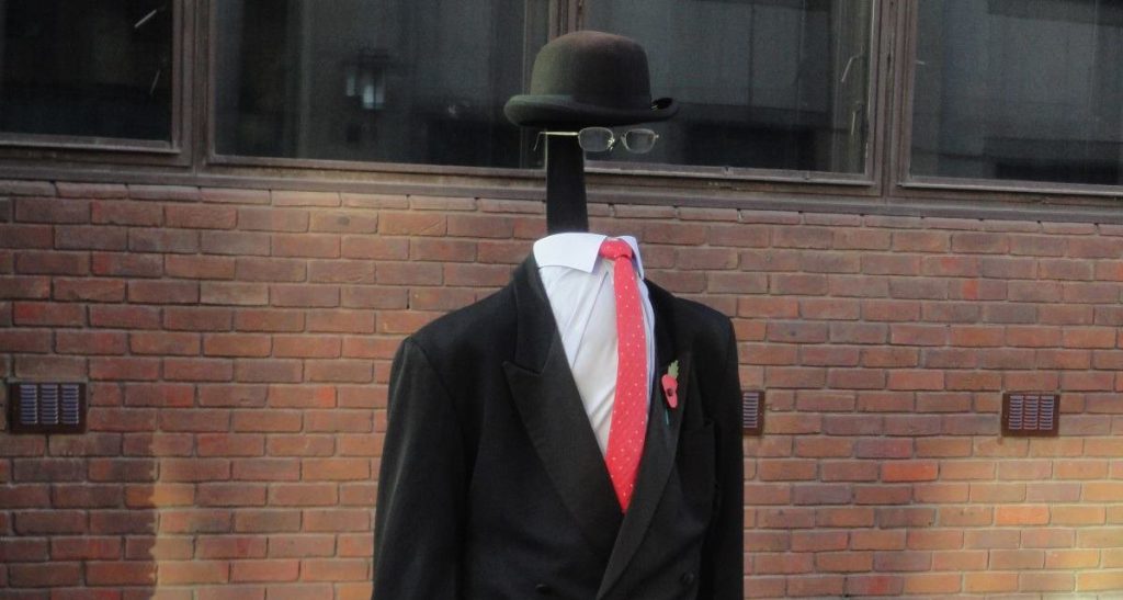 Non accetta di essere pagato in visibilità: ancora senza lavoro l'uomo invisibile - Lercio