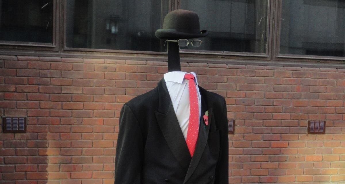 Non accetta di essere pagato in visibilità: ancora senza lavoro l'uomo invisibile - Lercio