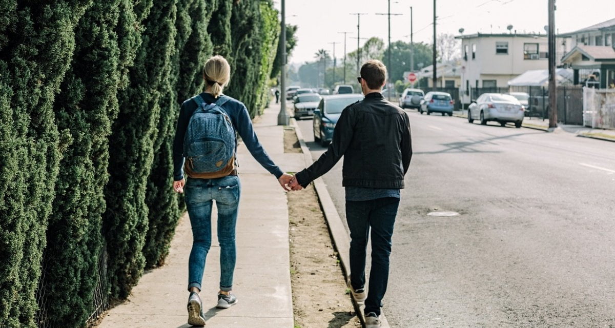 "Sto con lei ma non lo sa", Europa regolarizza il fidanzamento unilaterale - Lercio